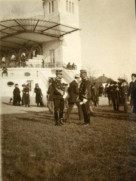 Ofiteri la hipodrom