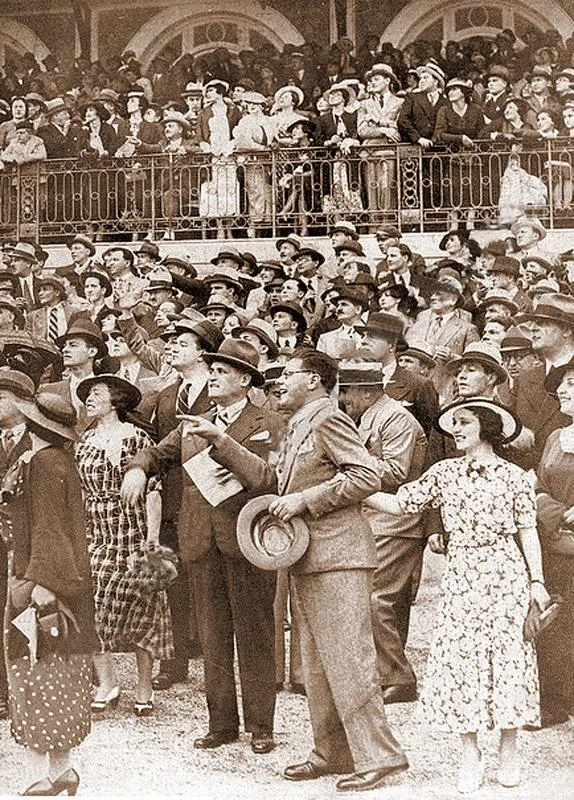 Spectatori la hipodrom