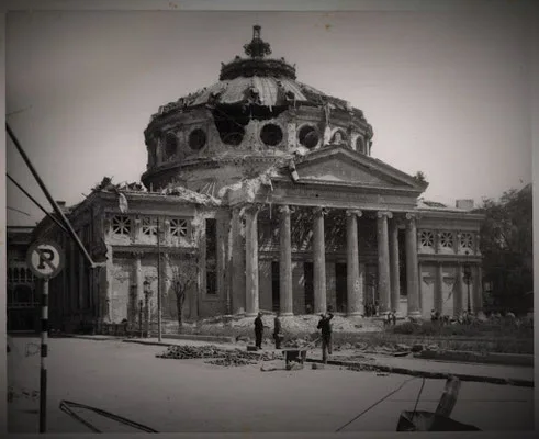Ateneul dupa bombardamentele din 1944
