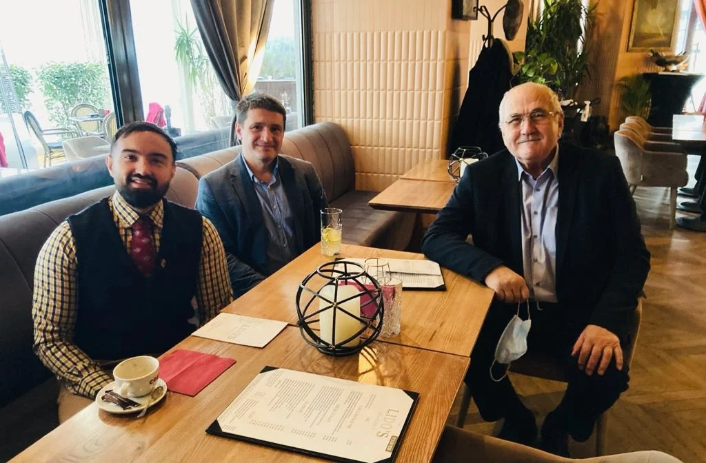 De la stânga la dreapta: Martinescu VM, Leonard Nica și dl. dr. Ilie Georgescu