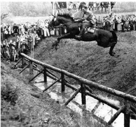 Gheorghe Langa cu BOLERO - Cross-country - Olimpiada 1956sursa:https://digital.la84.org/